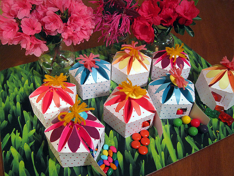 Flower-Shaped Treat Box How-To